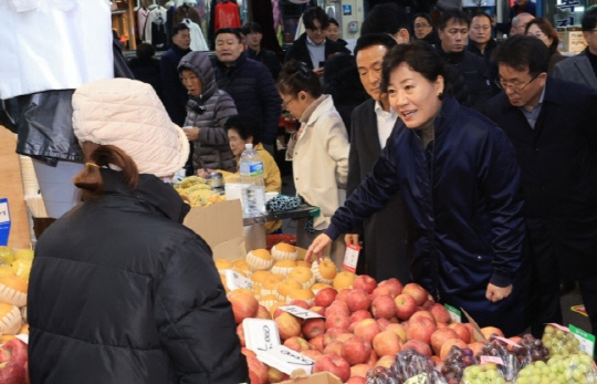 송미령 농림축산식품부 장관이 5일 충남 논산시 화지중앙시장을 방문해 전통시장의 설 성수품 수급 상황을 점검하고 있다. 사진 농식품부